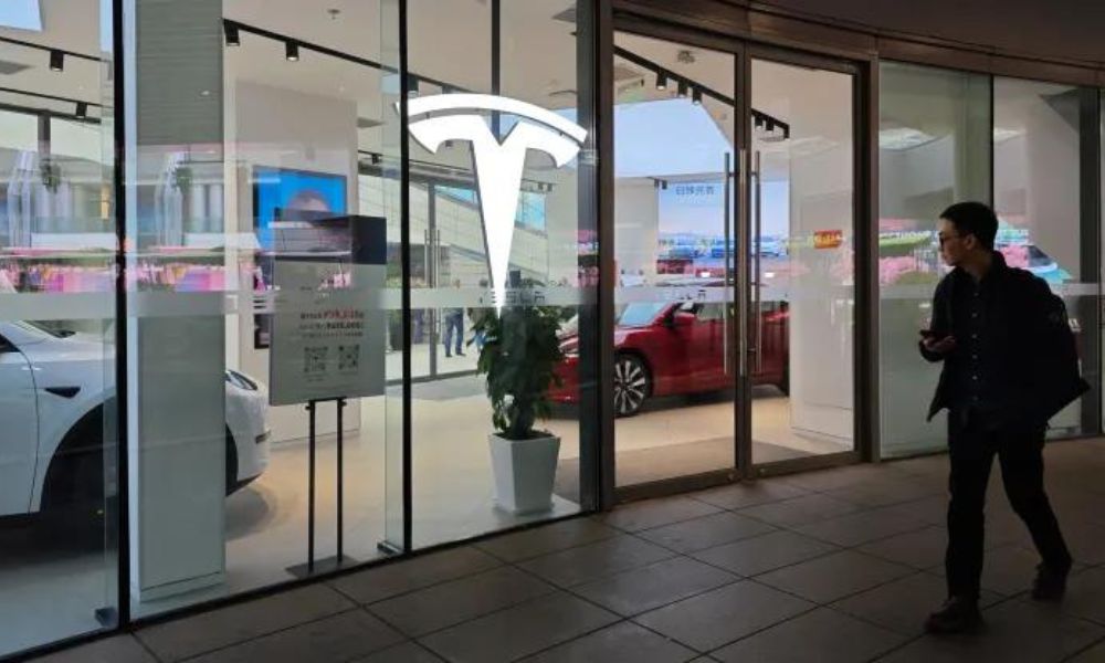 Tesla and Li Auto Stocks Dip as EV Makers Slash Prices Amid Fierce Competition